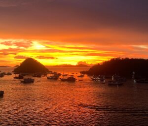 moon-bar-sunset-meruorah-komodo-labuan-bajo