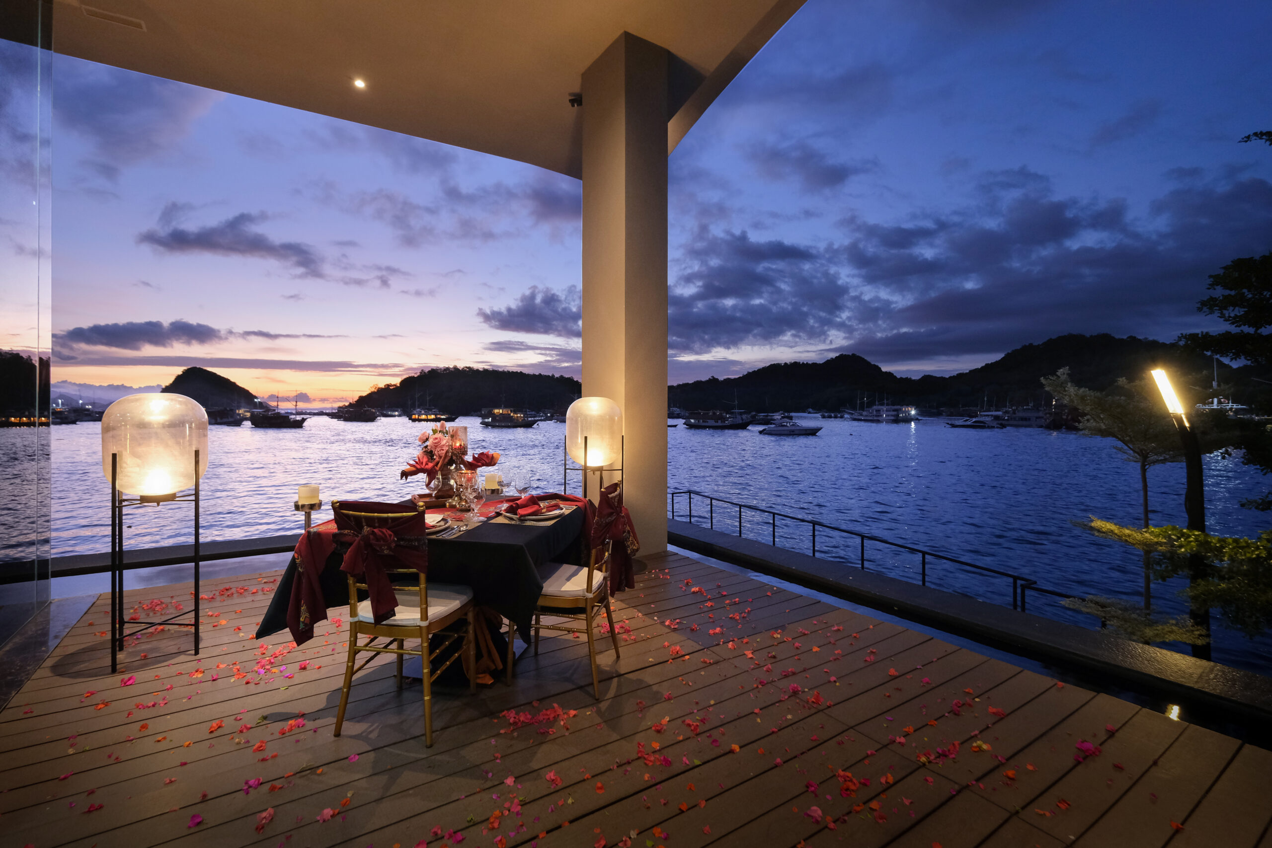 Meruorah-Komodo-Labuan-Bajo-Romantic-Dinner